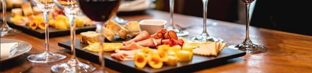 tavola con cibo e vino durante l festival franciacorta