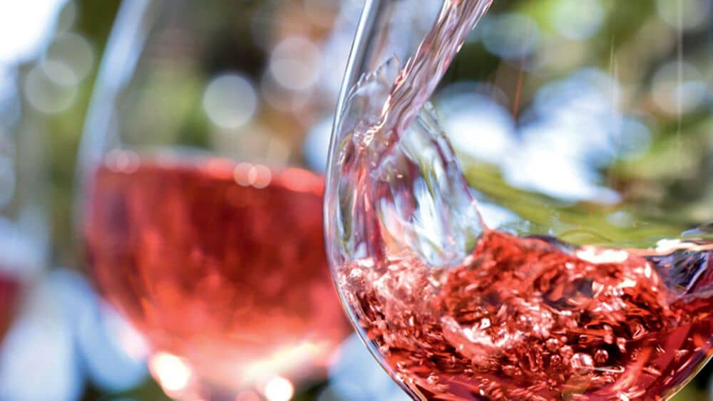 riempimento bicchiere di franciacorta rosé