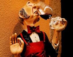 Statua che degusta del vino