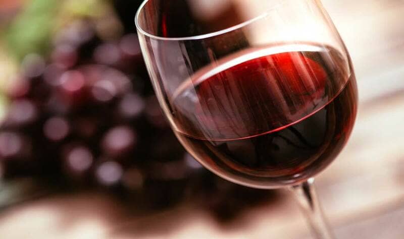 1 calice di rosso per un degustazione vini in piemonte
