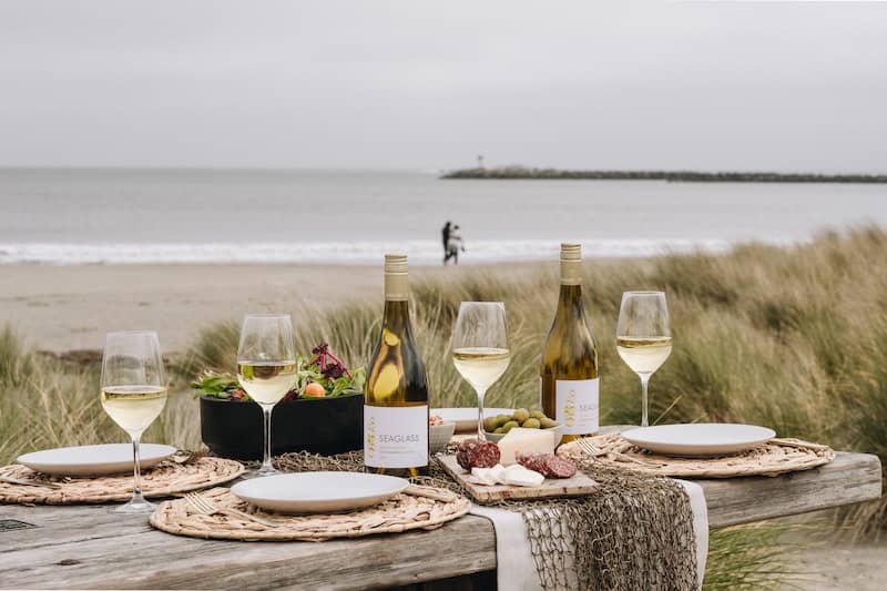 Bottiglie di vino in spiaggia